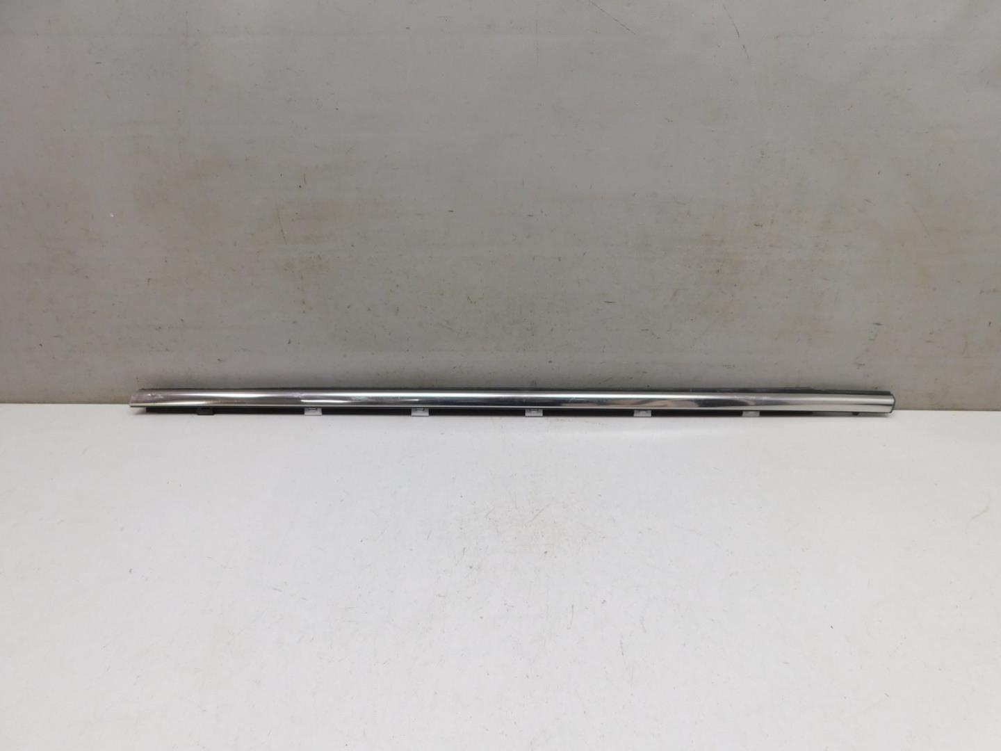 Накладка стекла переднего левого