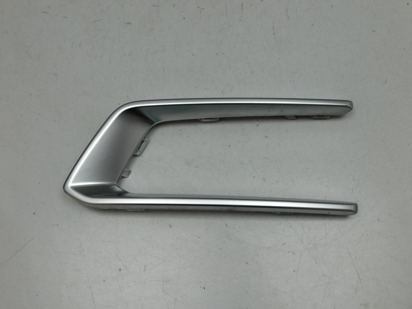 Молдинг переднего бампера