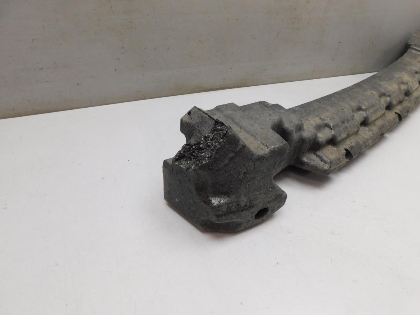 Усилитель переднего бампера