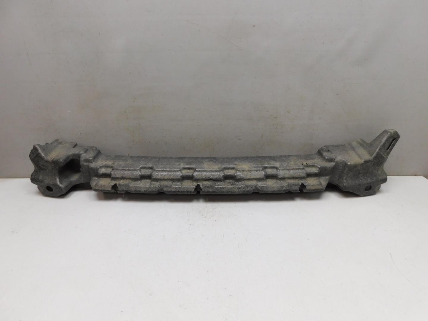 Усилитель переднего бампера