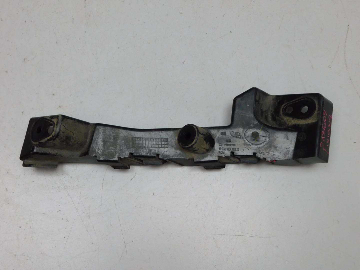 Кронштейн переднего бампера