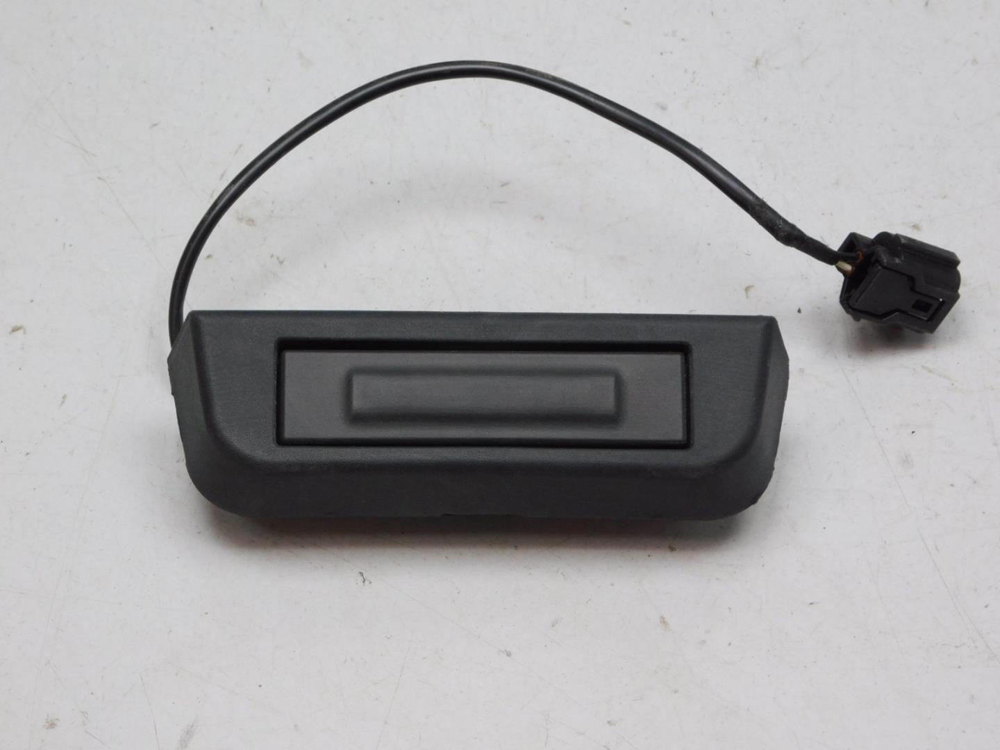 Кнопка открывания багажника