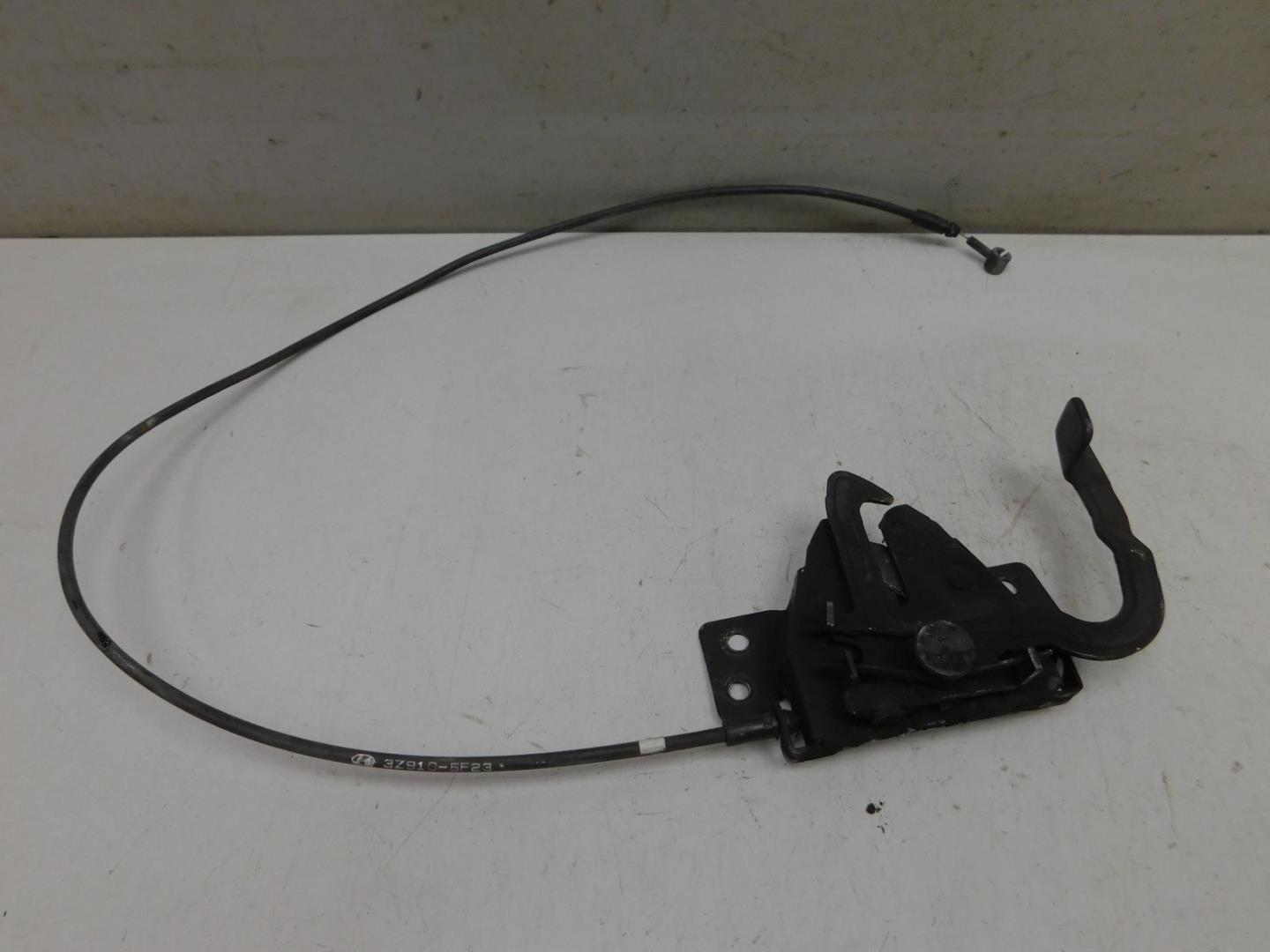 Замок капота