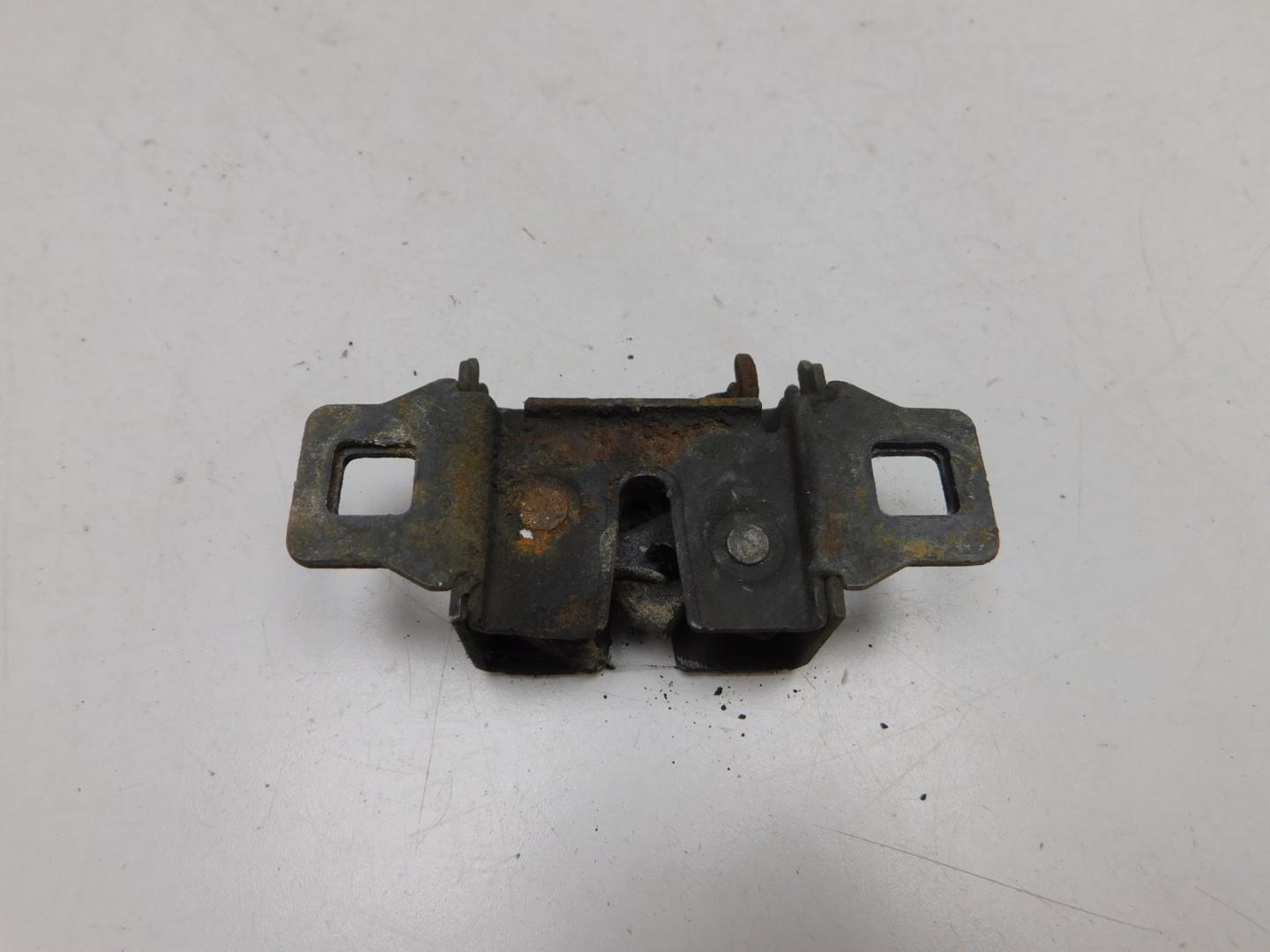 Замок капота