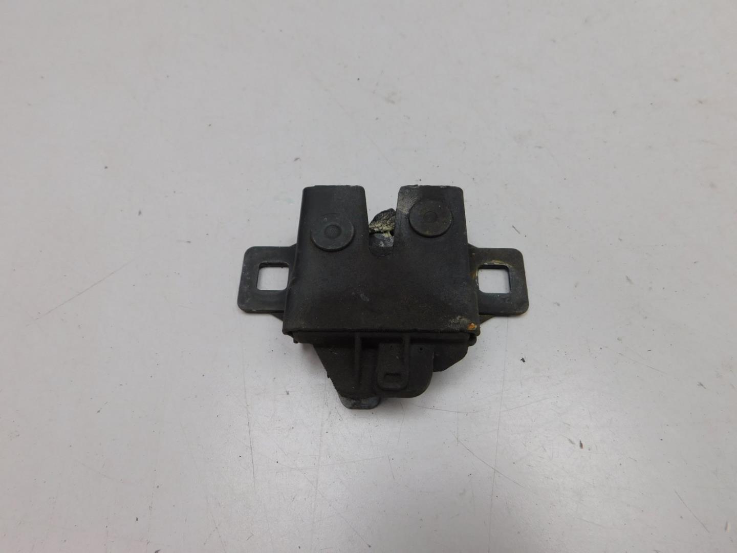 Замок капота