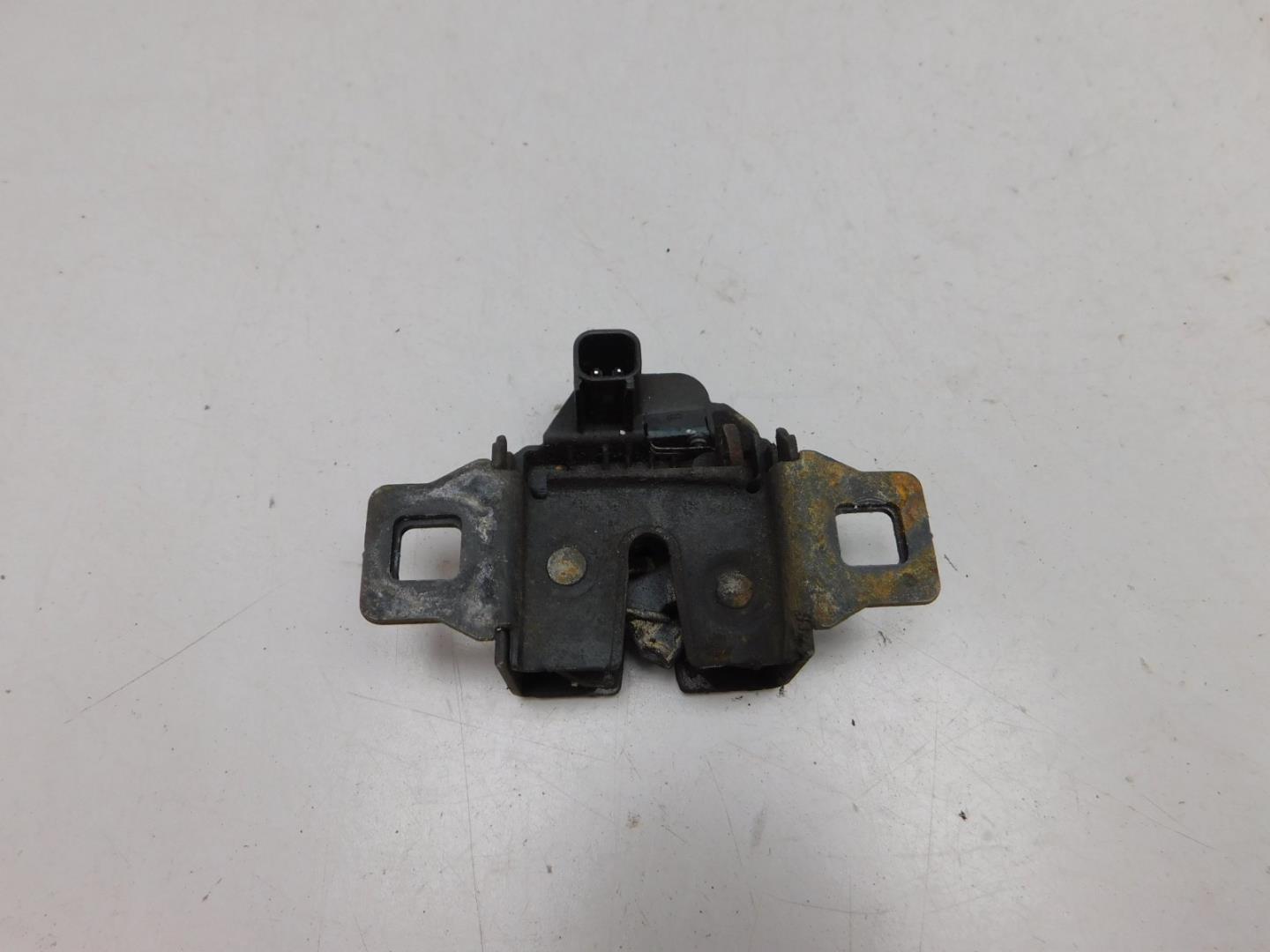 Замок капота