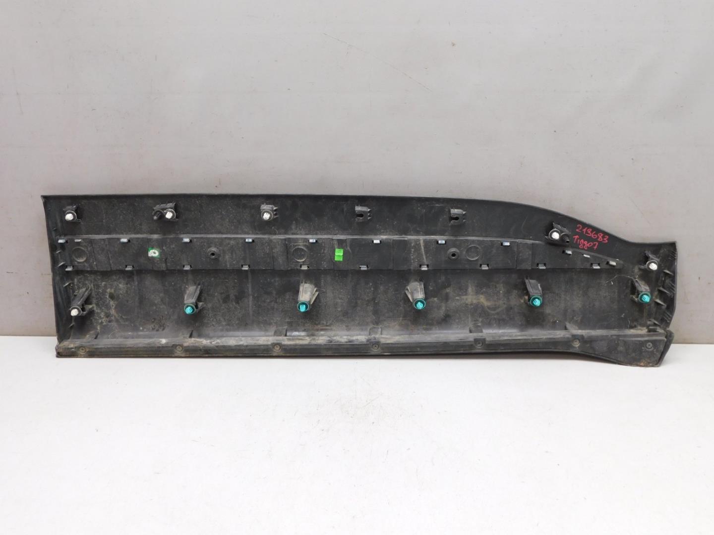 Накладка двери передней левой