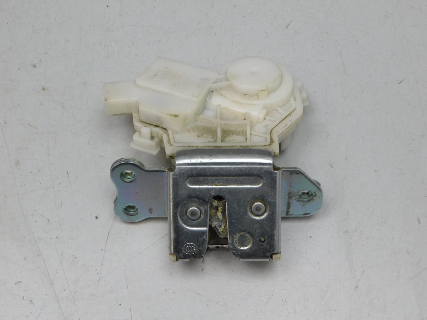 Замок багажника