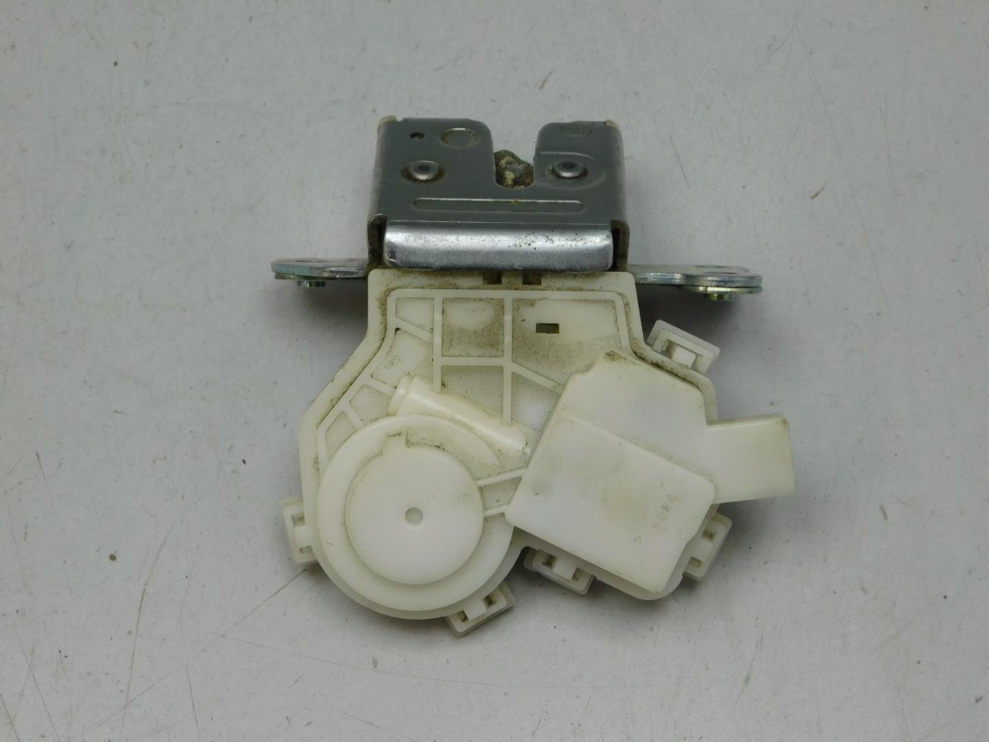 Замок багажника