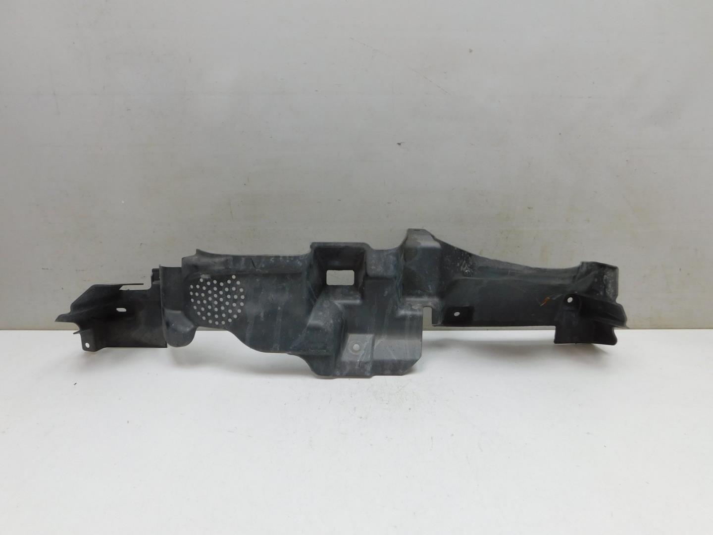 Кожух замка капота