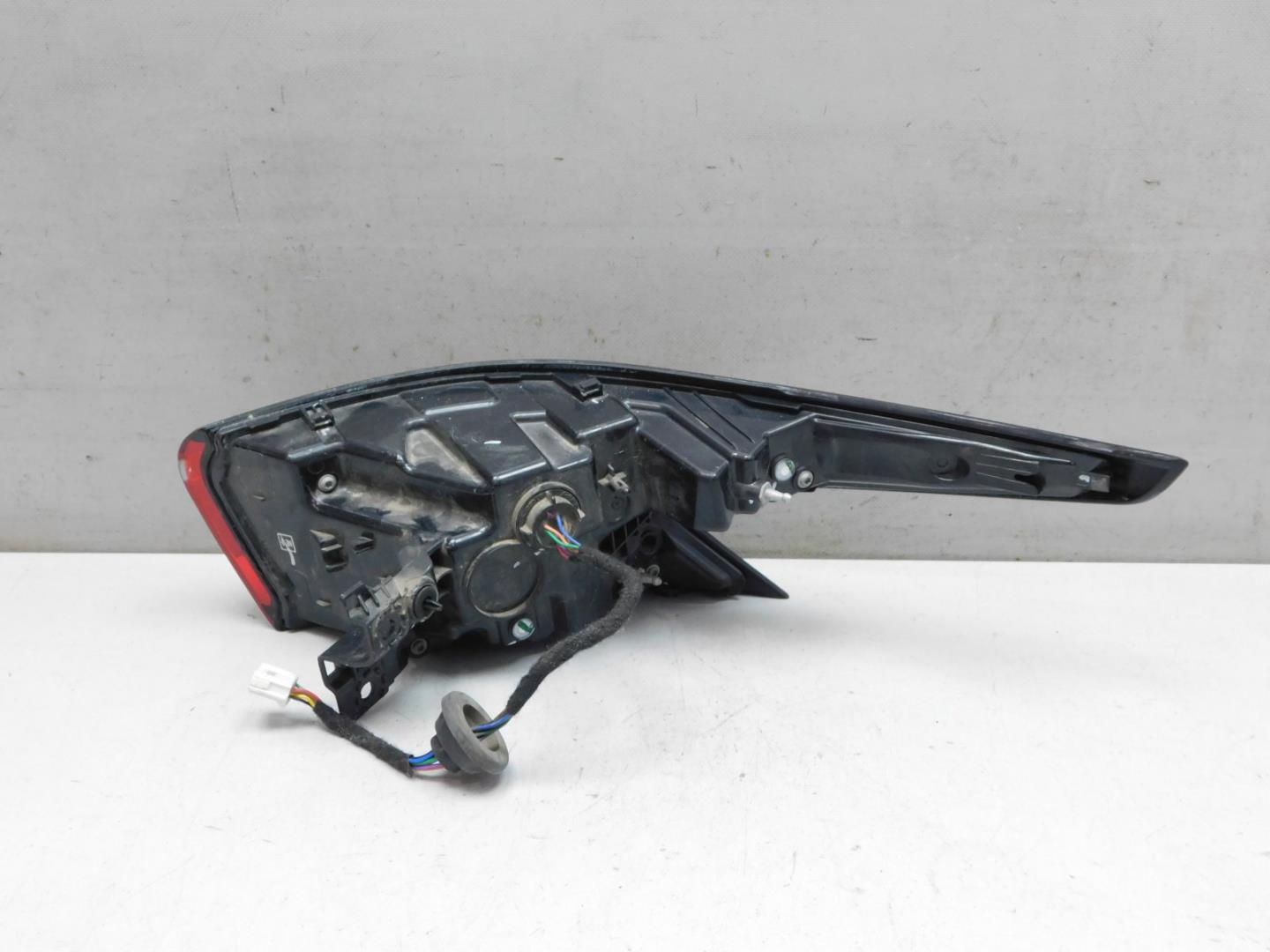 Фонарь задний наружный левый