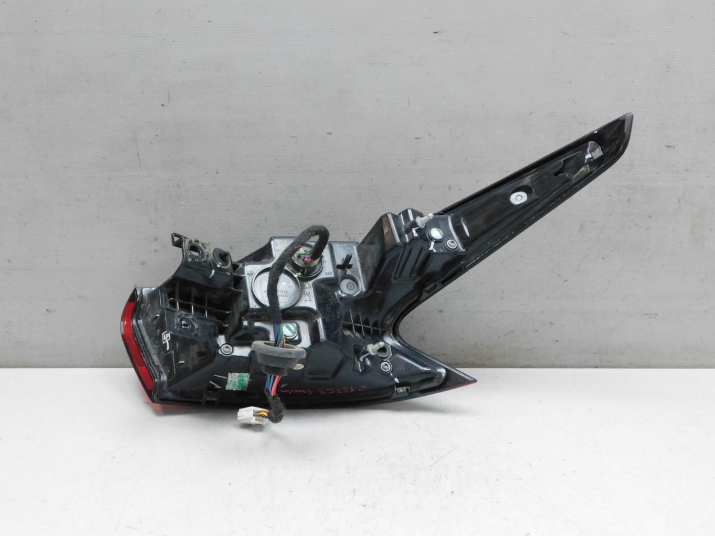 Фонарь задний наружный левый