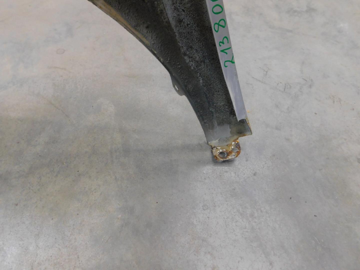 Крыло переднее правое