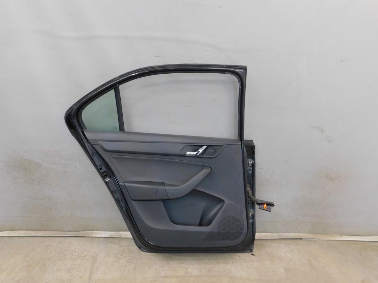 Дверь задняя левая