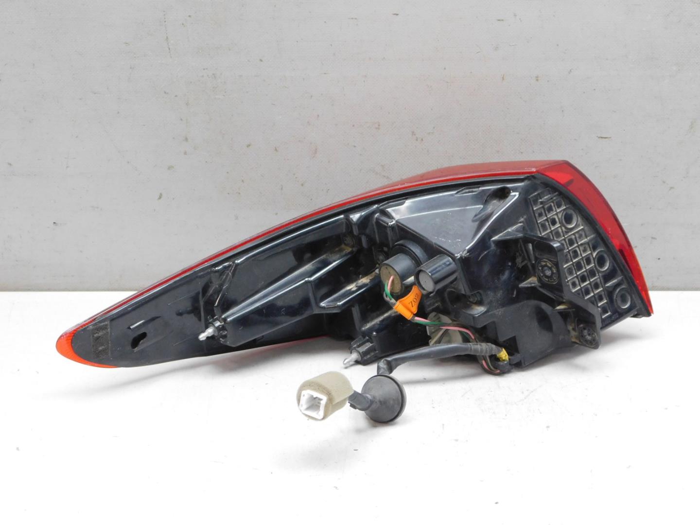 Фонарь задний наружный правый