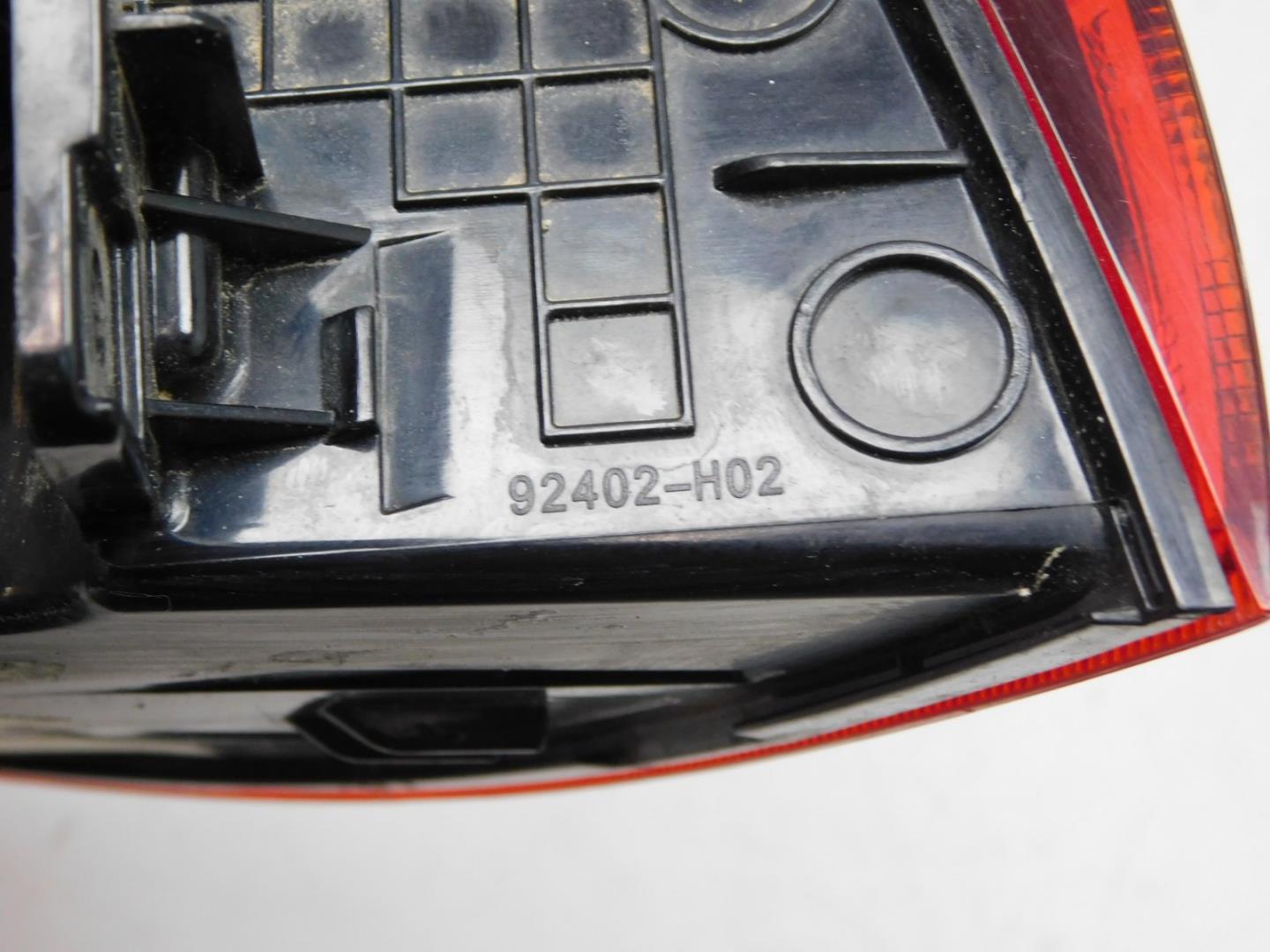 Фонарь задний наружный правый