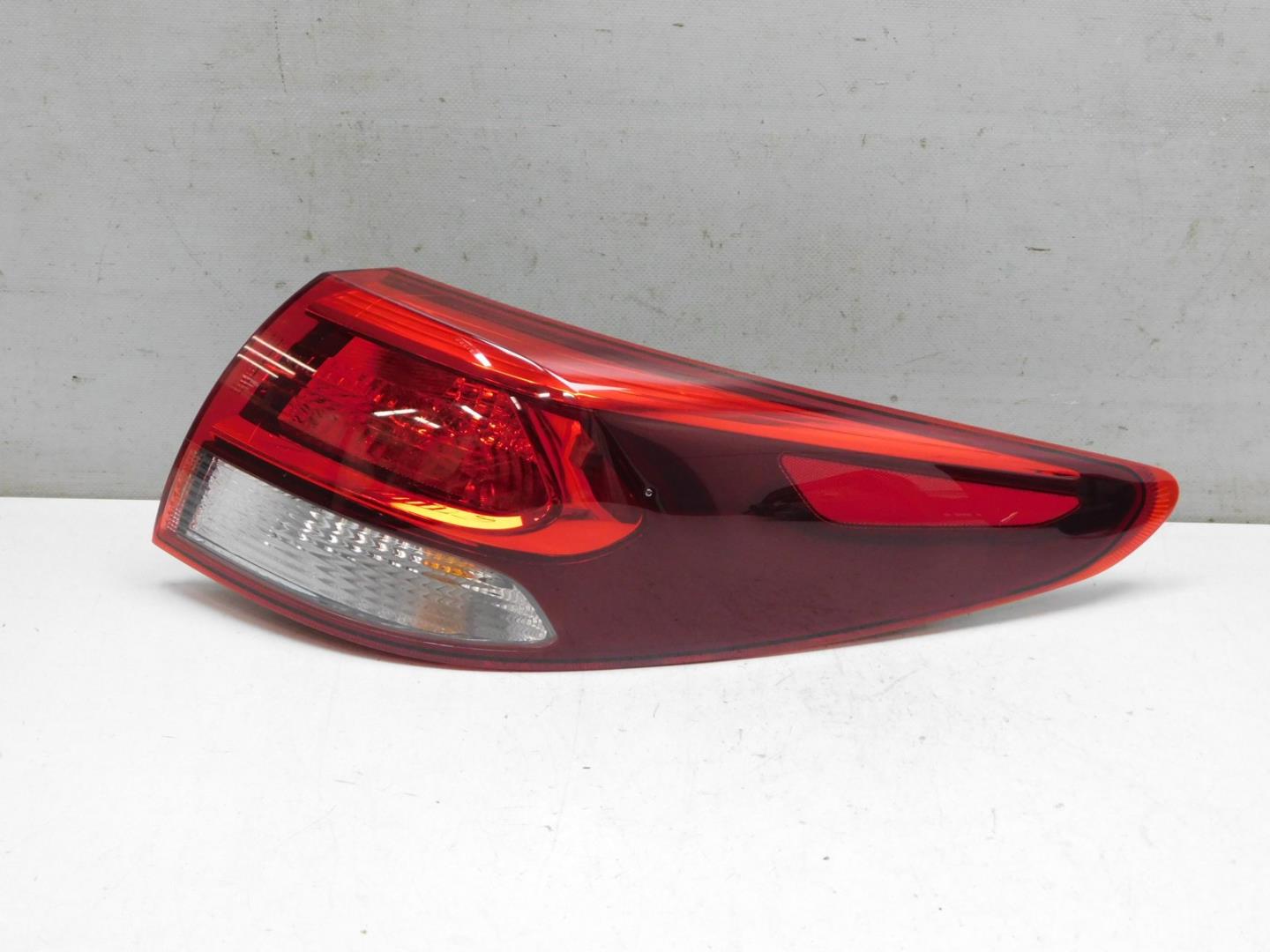 Фонарь задний наружный правый