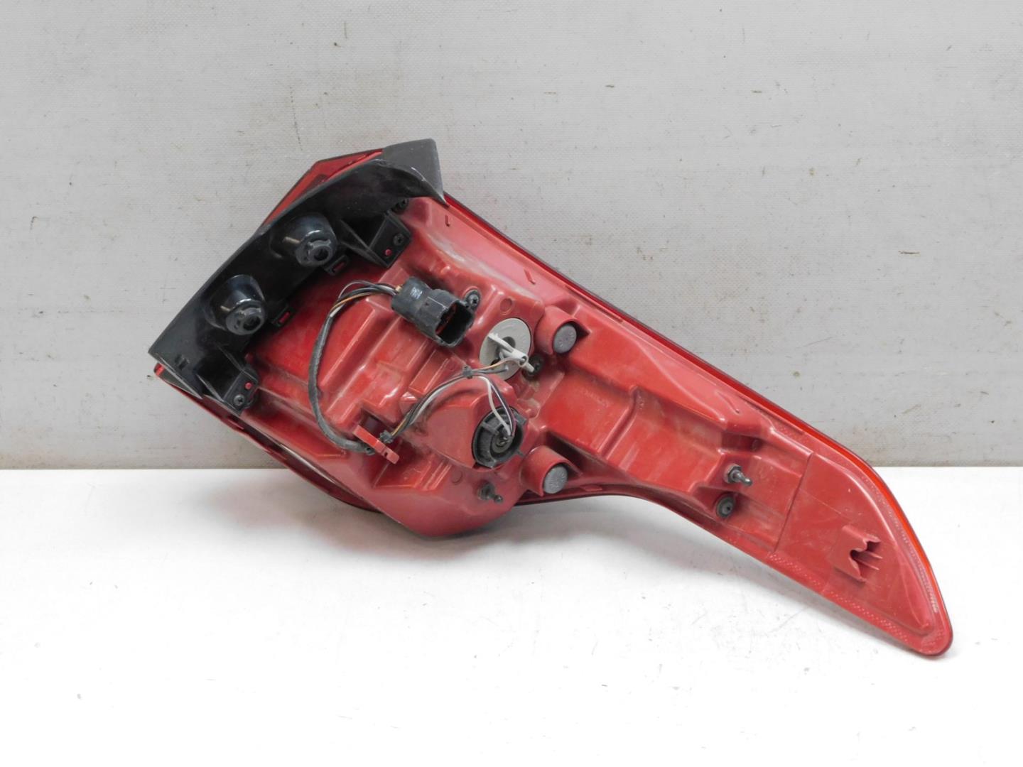 Фонарь задний наружный левый