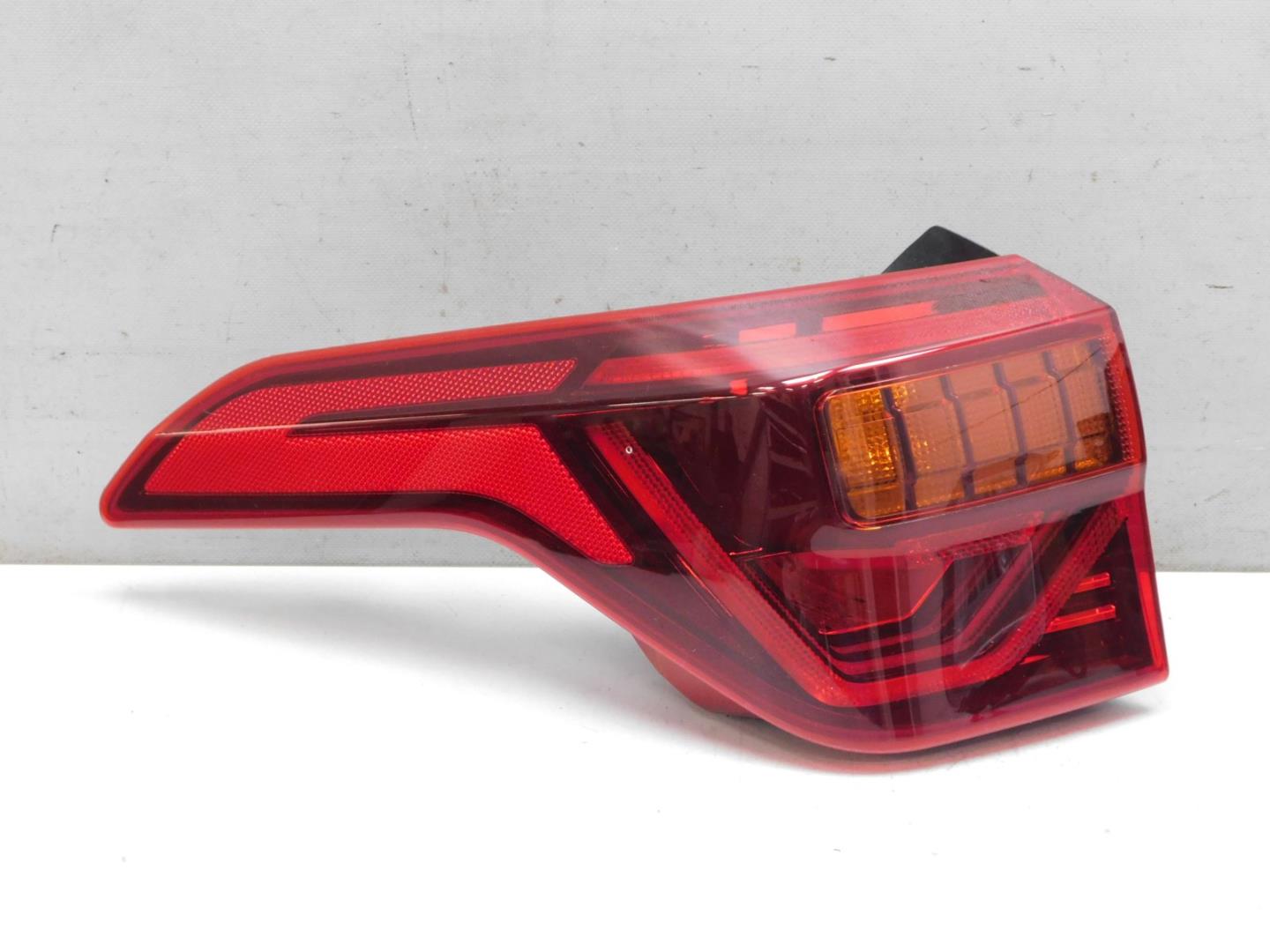 Фонарь задний наружный левый