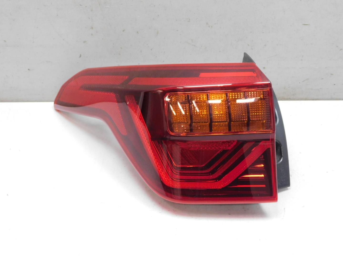 Фонарь задний наружный левый