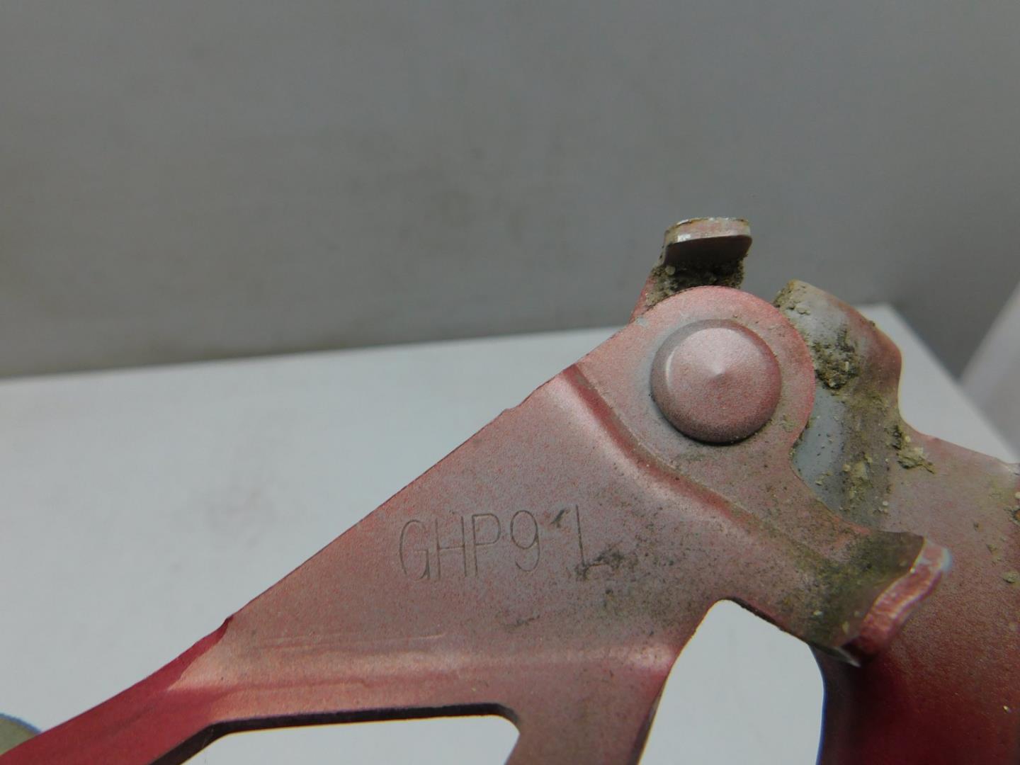 Петля капота правая