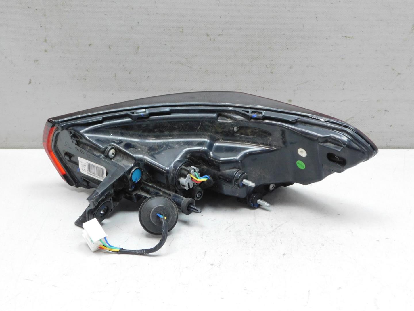 Фонарь задний наружный левый