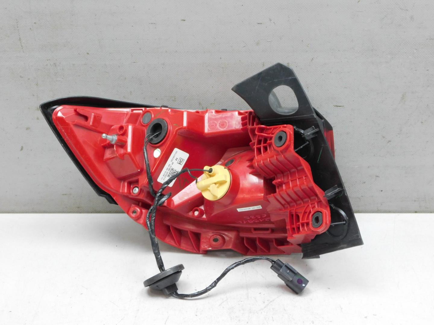 Фонарь задний наружный правый