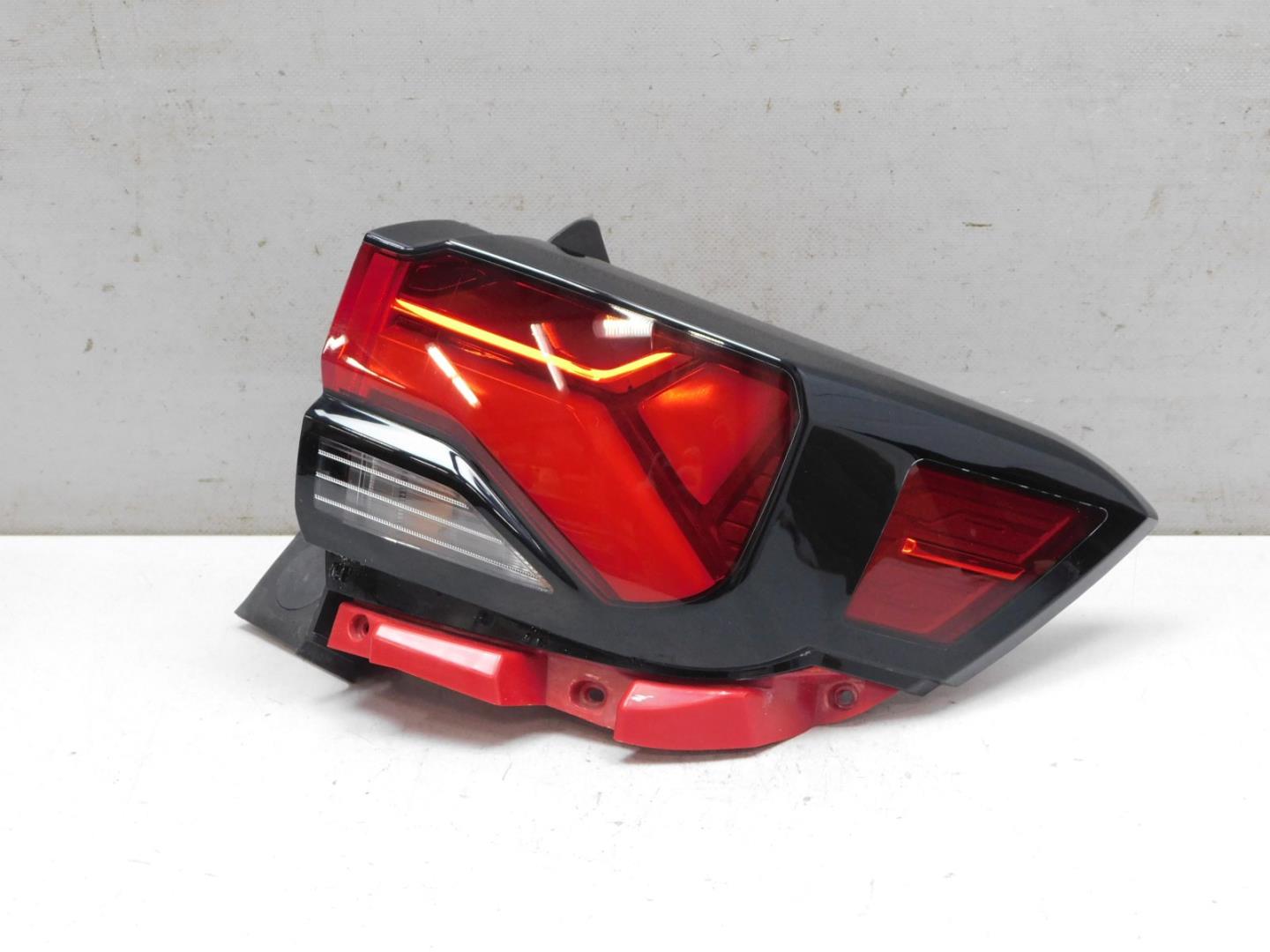 Фонарь задний наружный правый