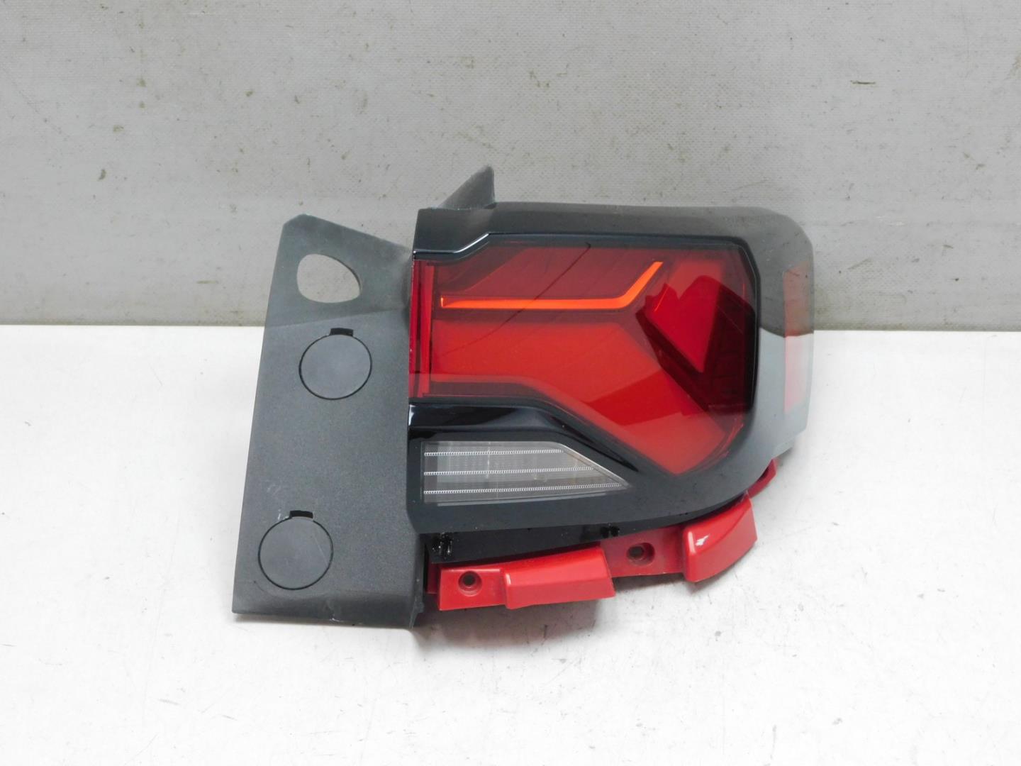 Фонарь задний наружный правый