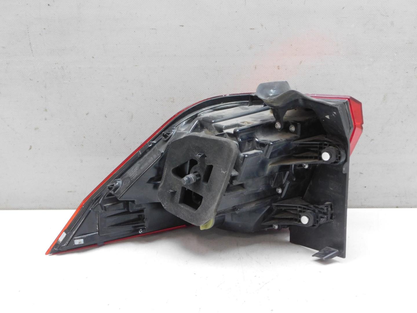 Фонарь задний наружный правый