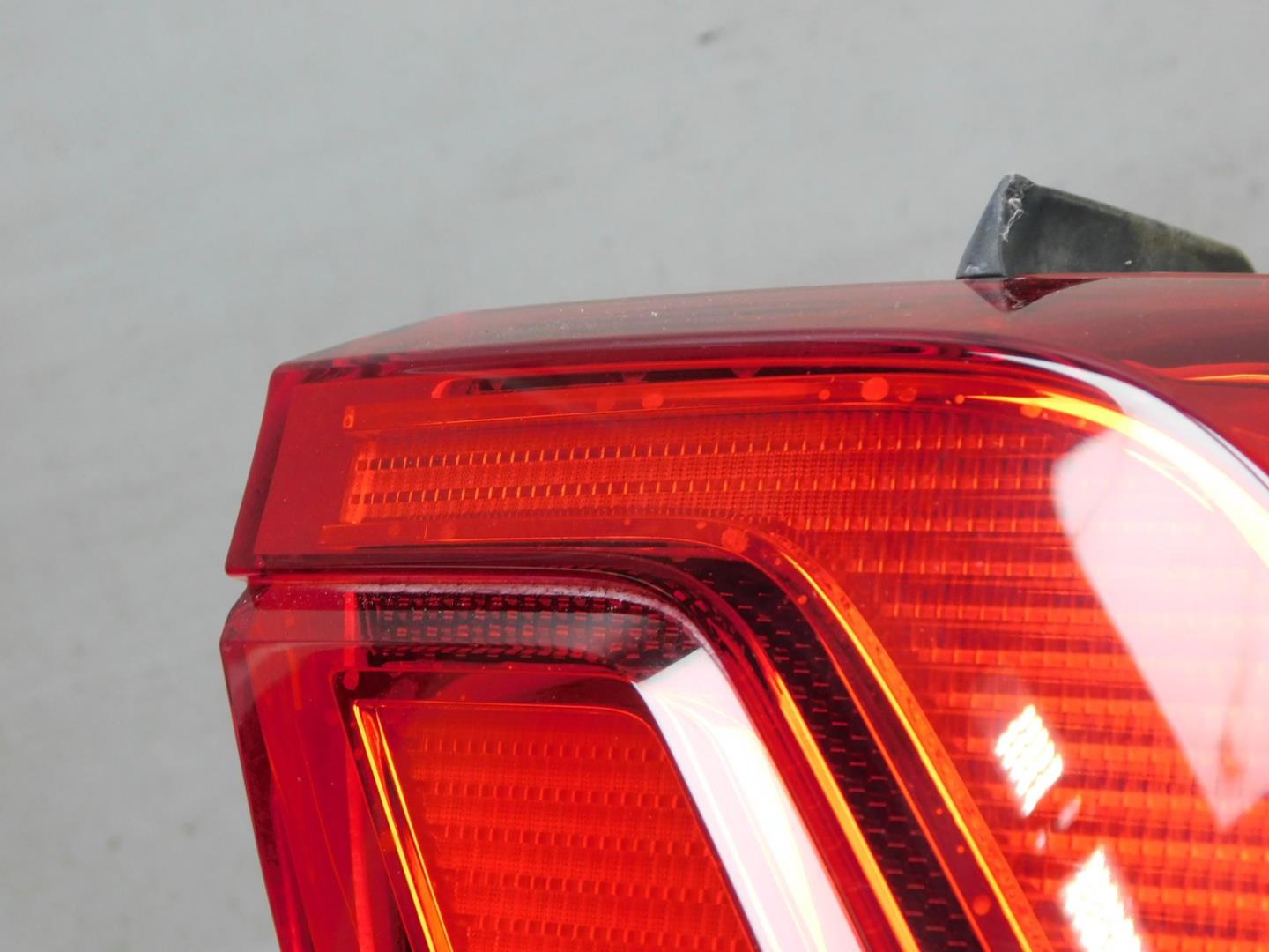 Фонарь задний наружный правый