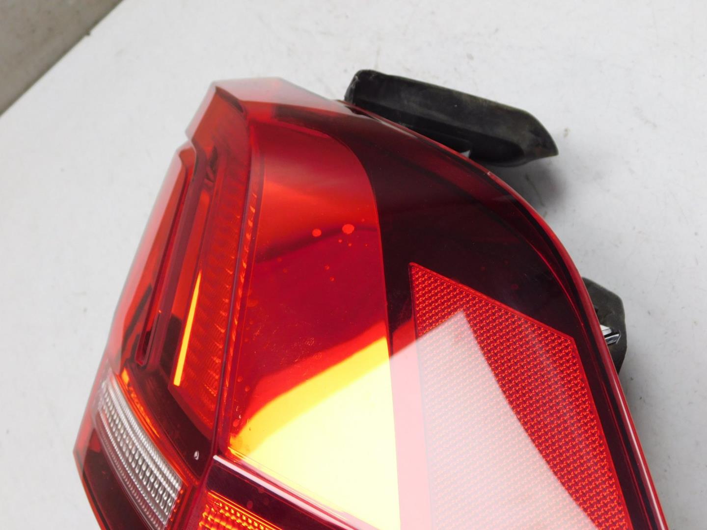 Фонарь задний наружный правый