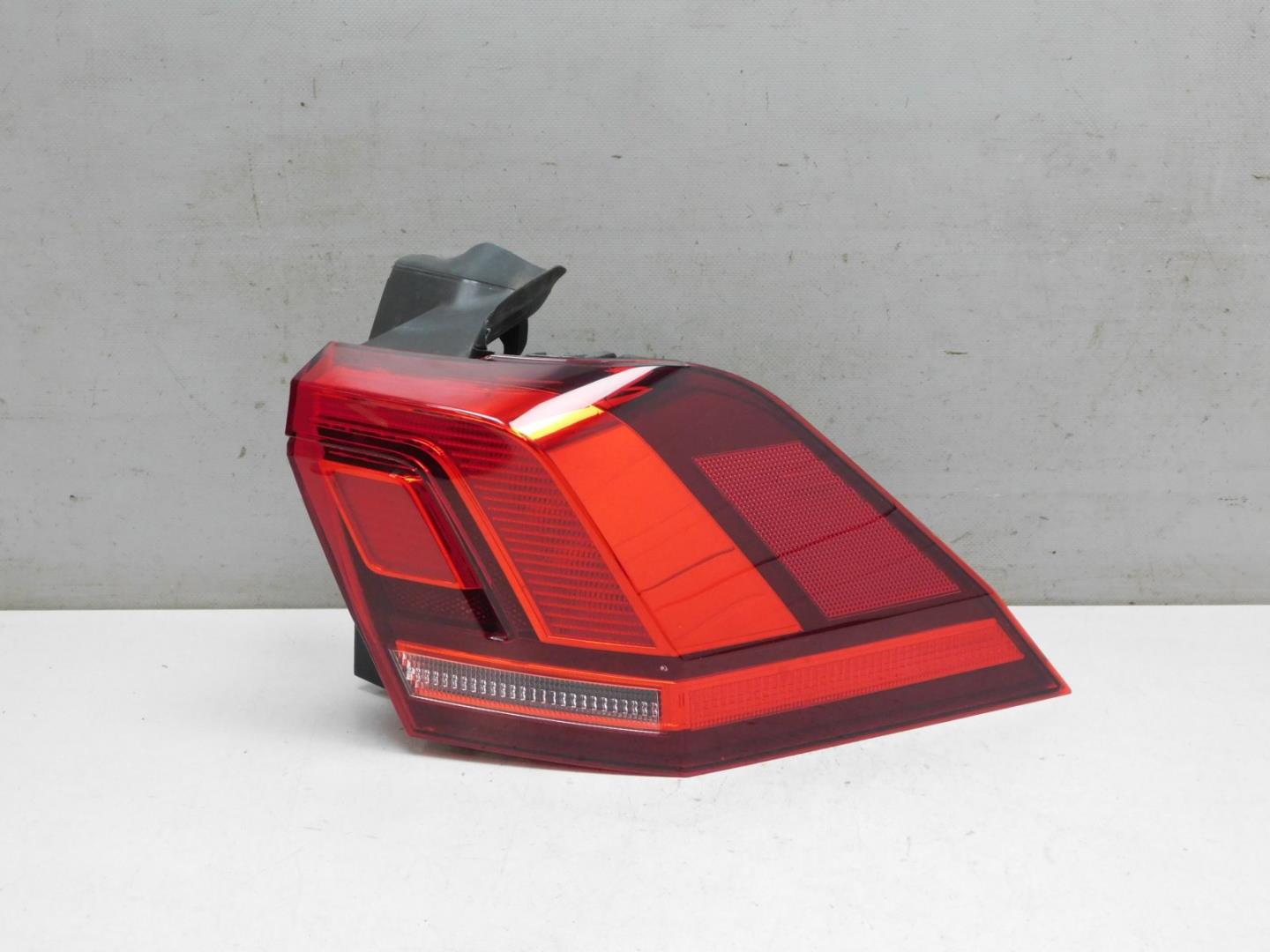 Фонарь задний наружный правый