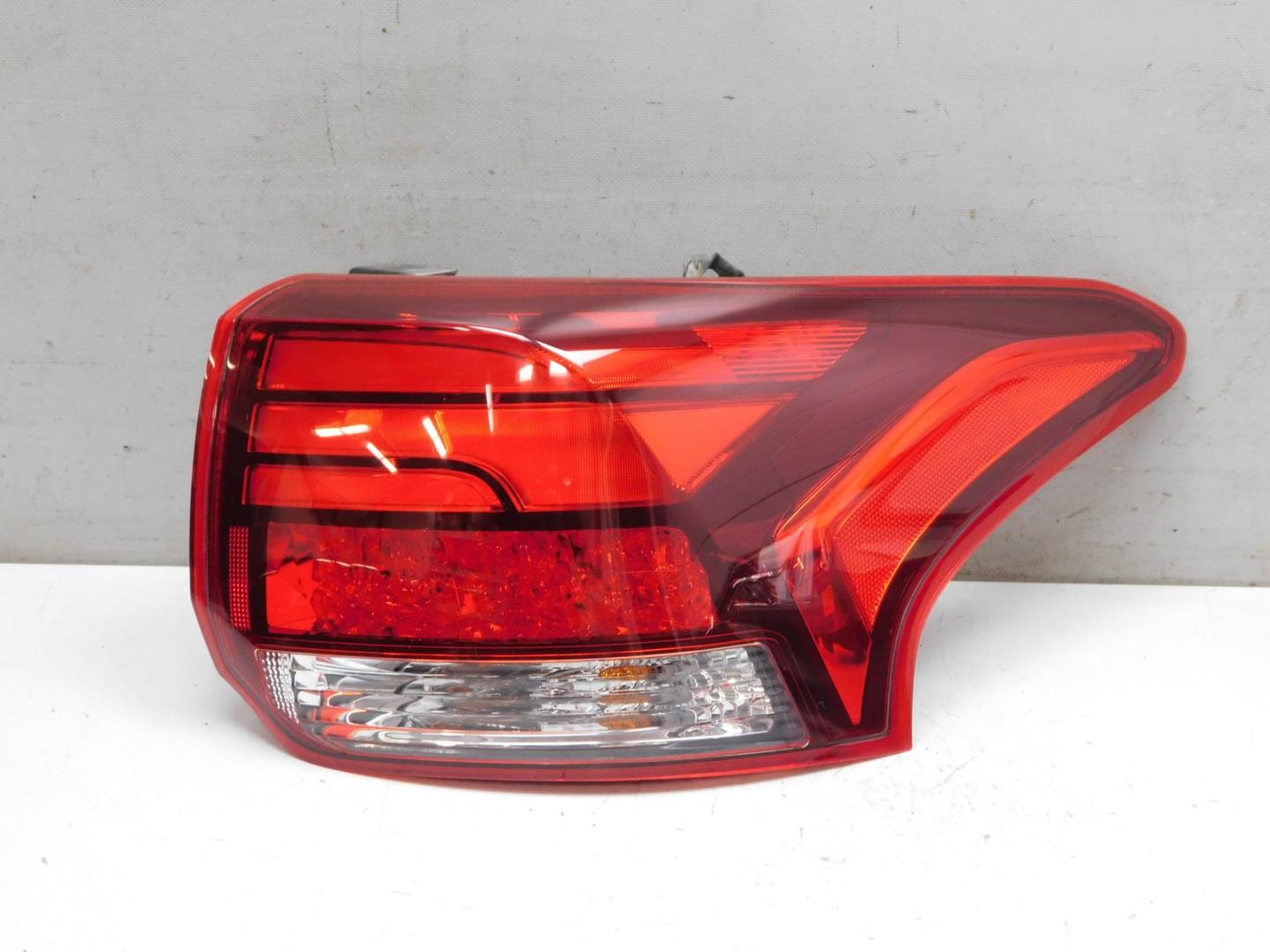 Фонарь задний наружный правый