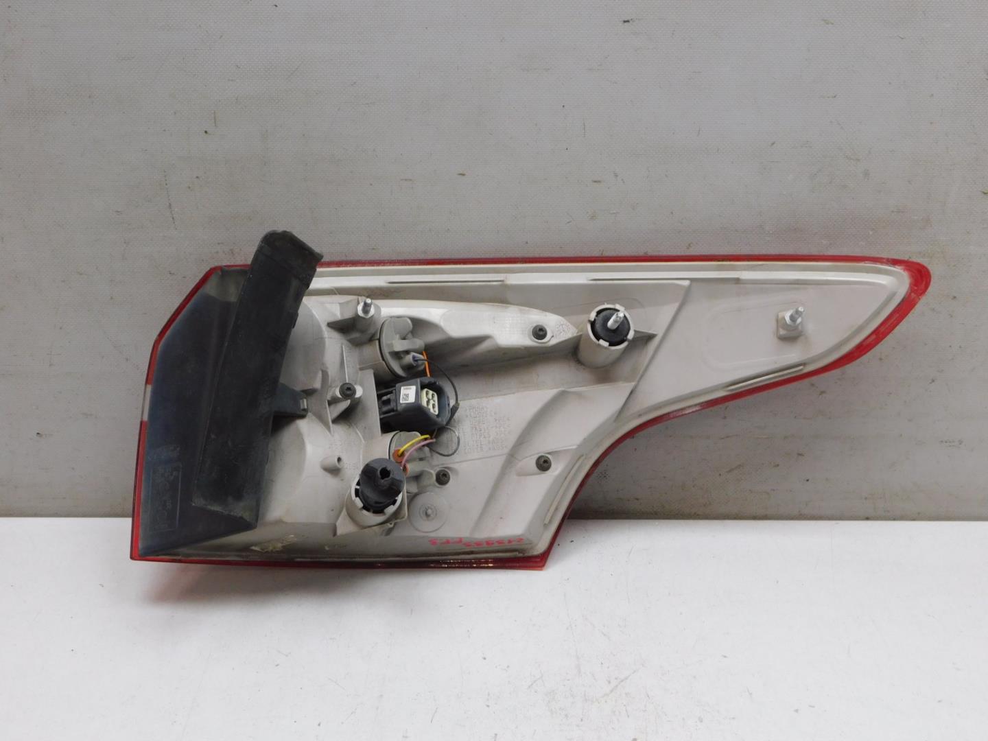 Фонарь задний наружный левый