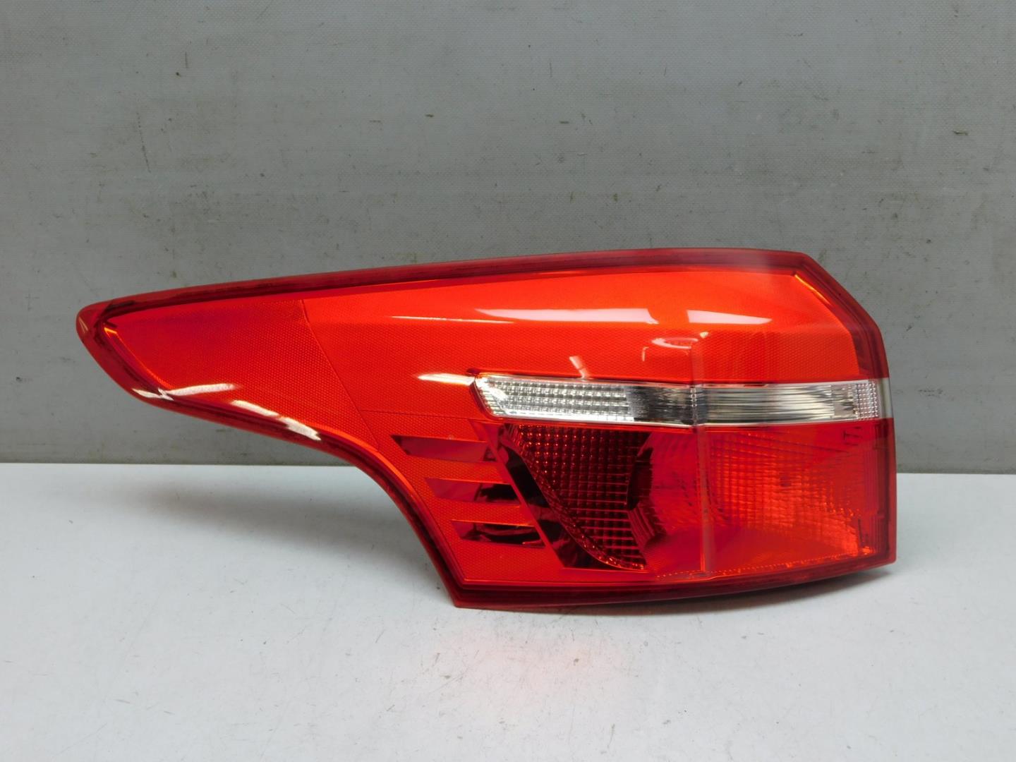 Фонарь задний наружный левый