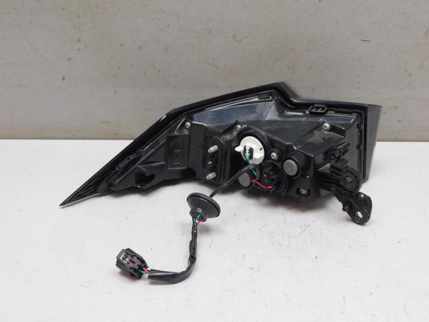 Фонарь задний наружный правый