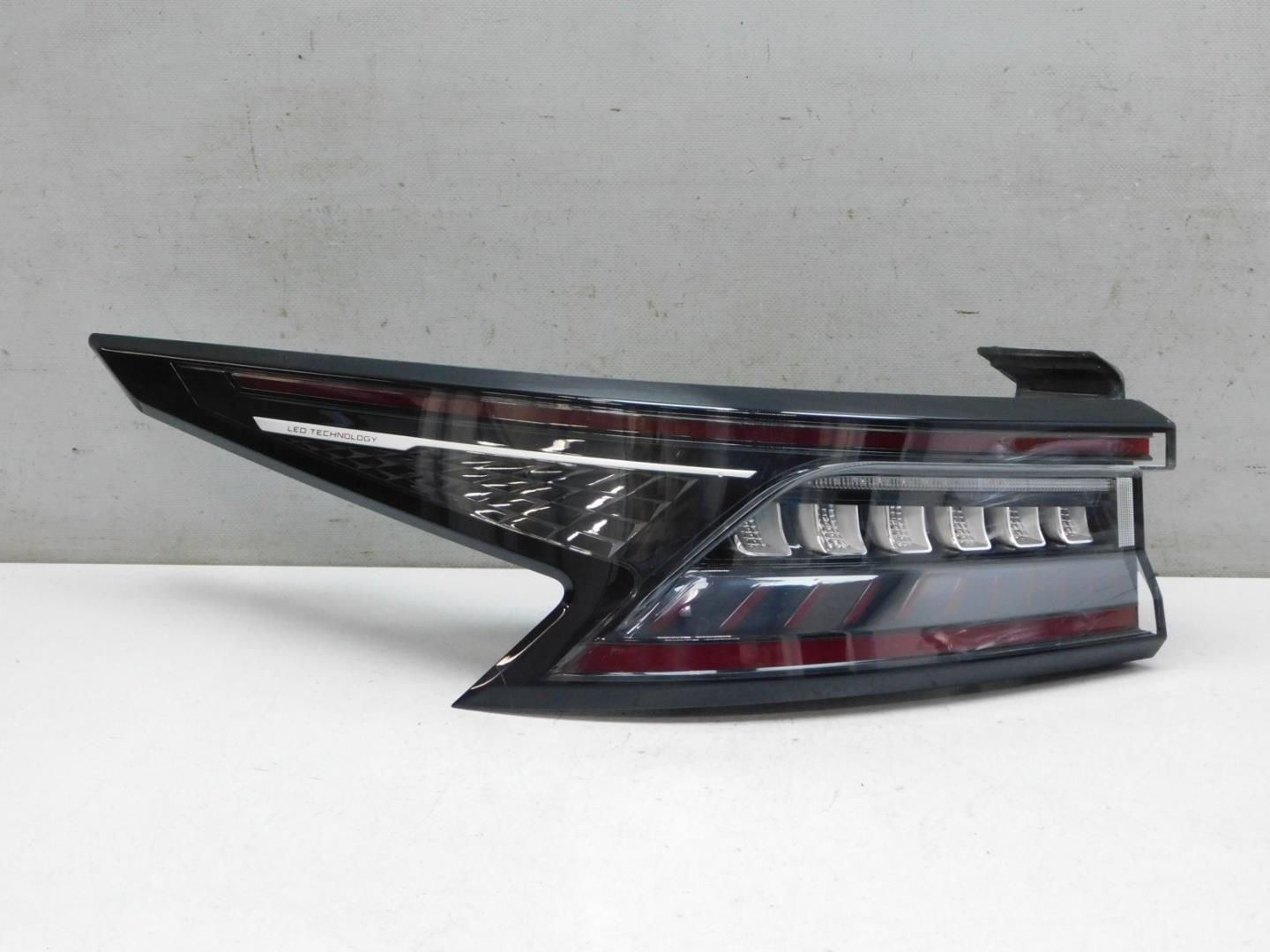 Фонарь задний наружный левый