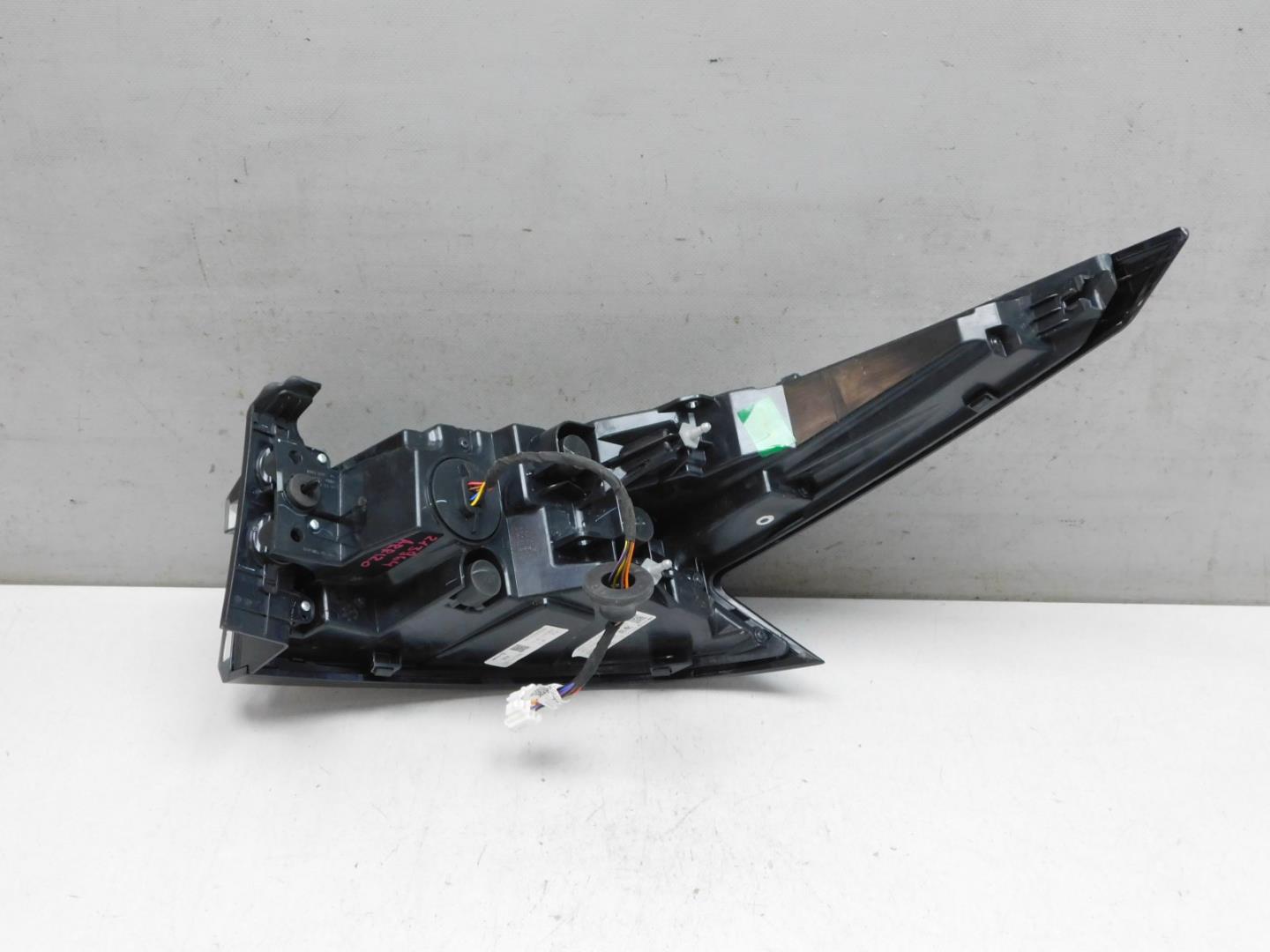 Фонарь задний наружный левый