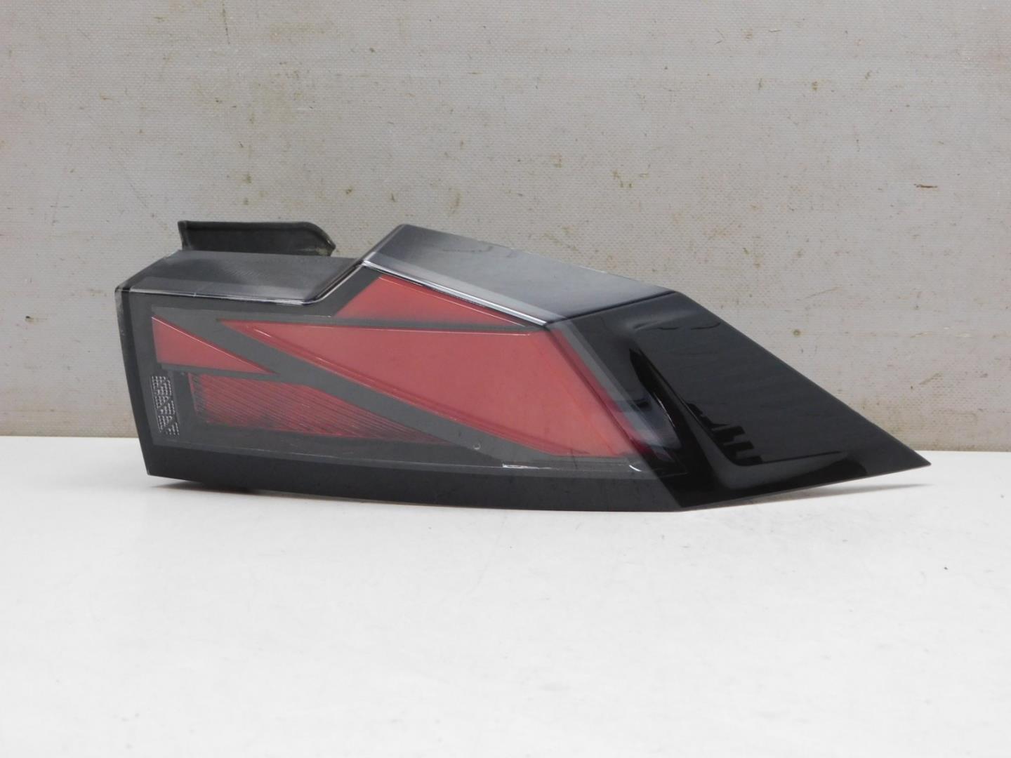 Фонарь задний наружный правый