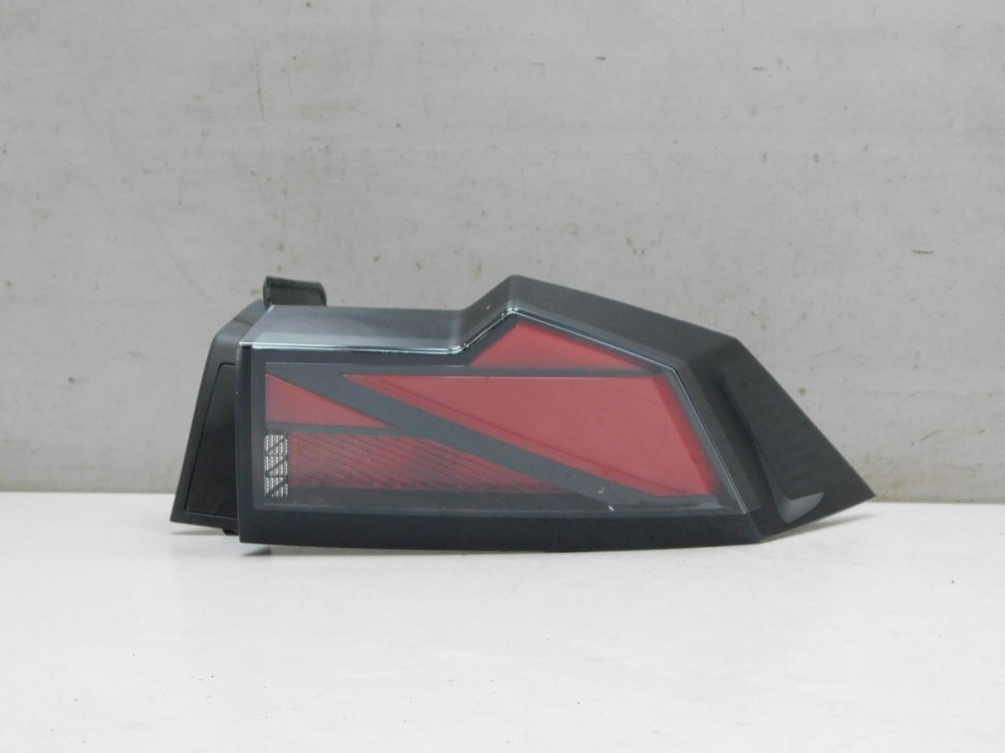 Фонарь задний наружный правый