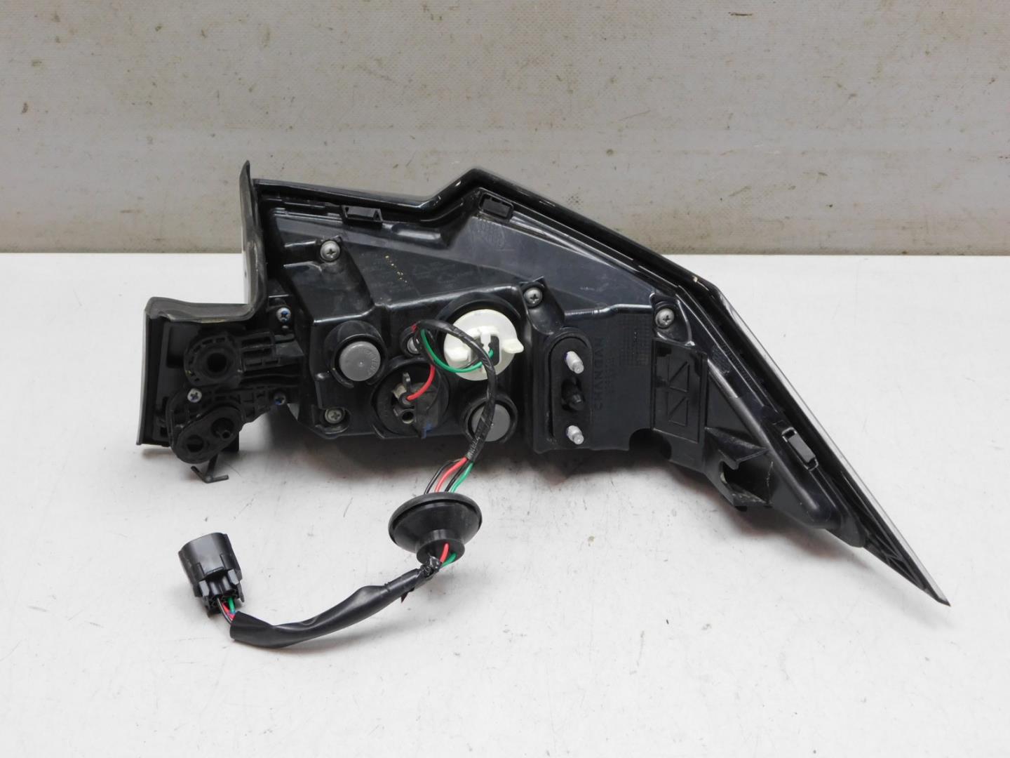 Фонарь задний наружный левый