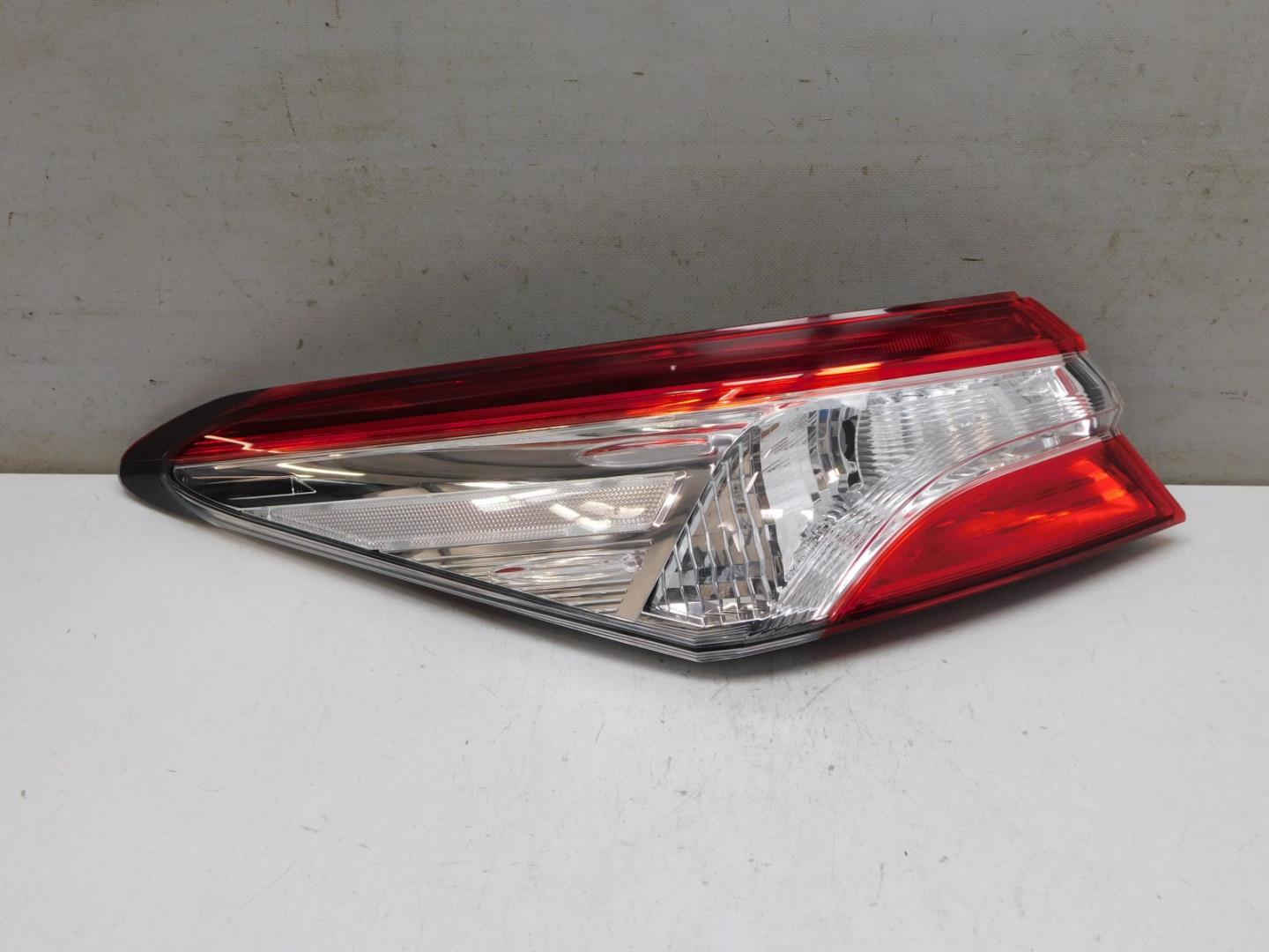 Фонарь задний наружный левый