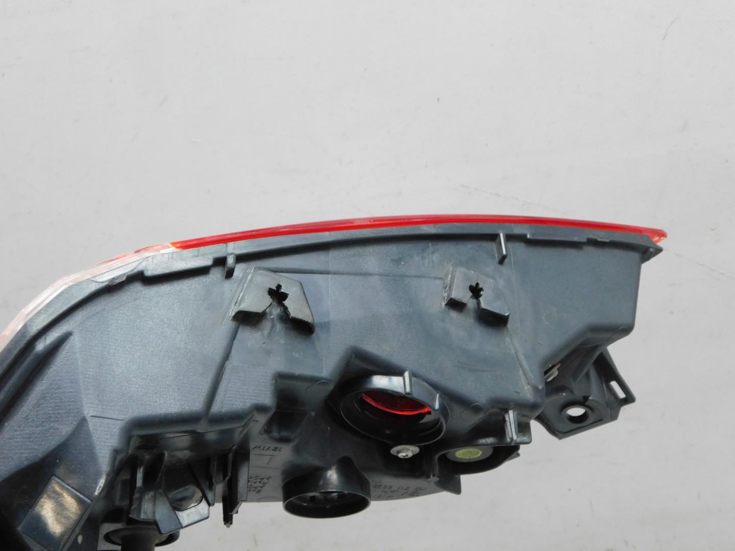 Фонарь задний наружный левый