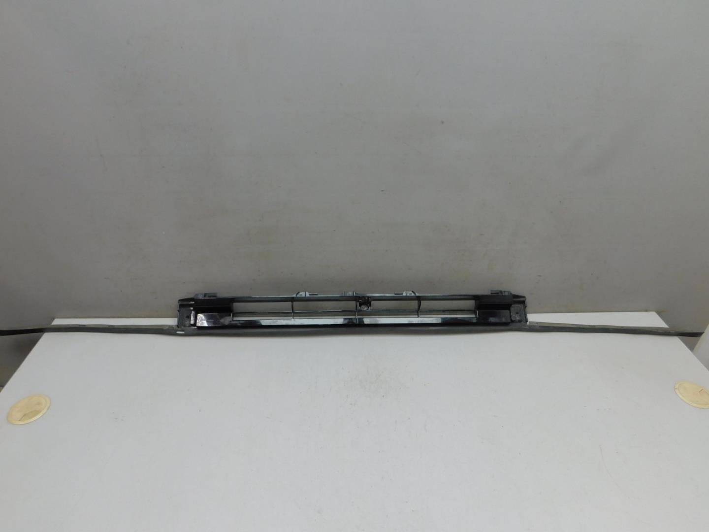 Решетка в бампер центральная