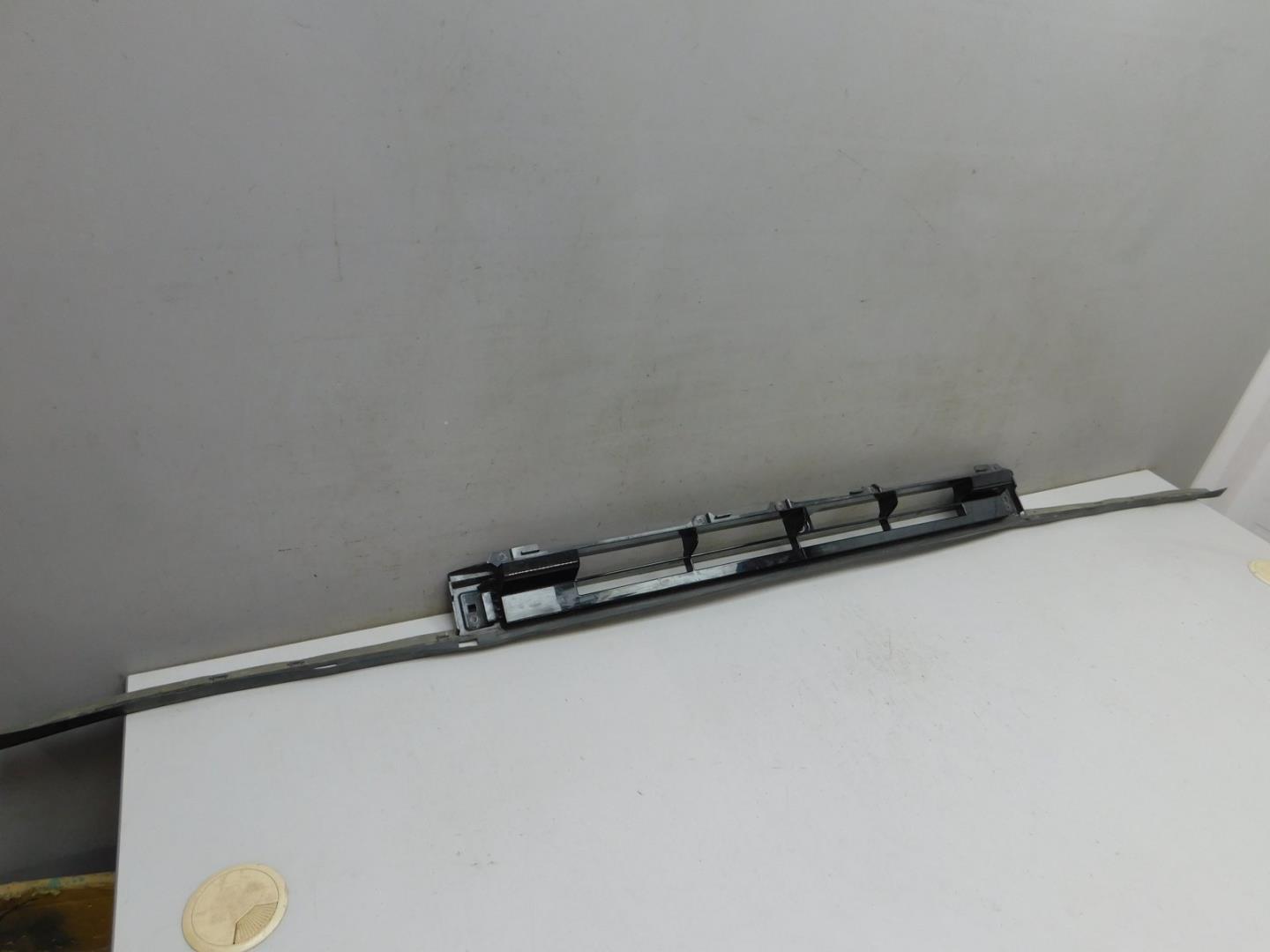 Решетка в бампер центральная