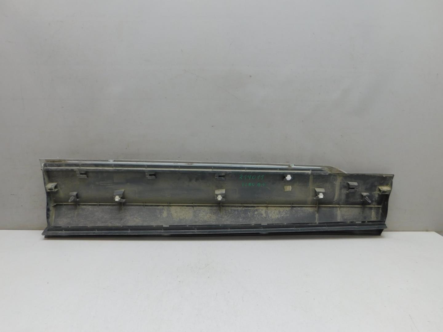 Накладка двери передней левой