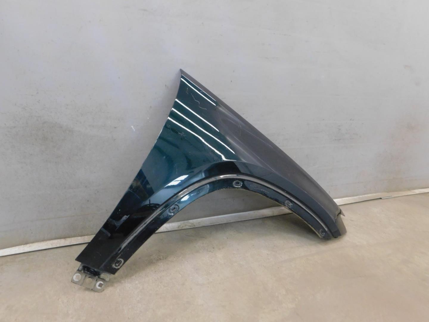 Крыло переднее правое