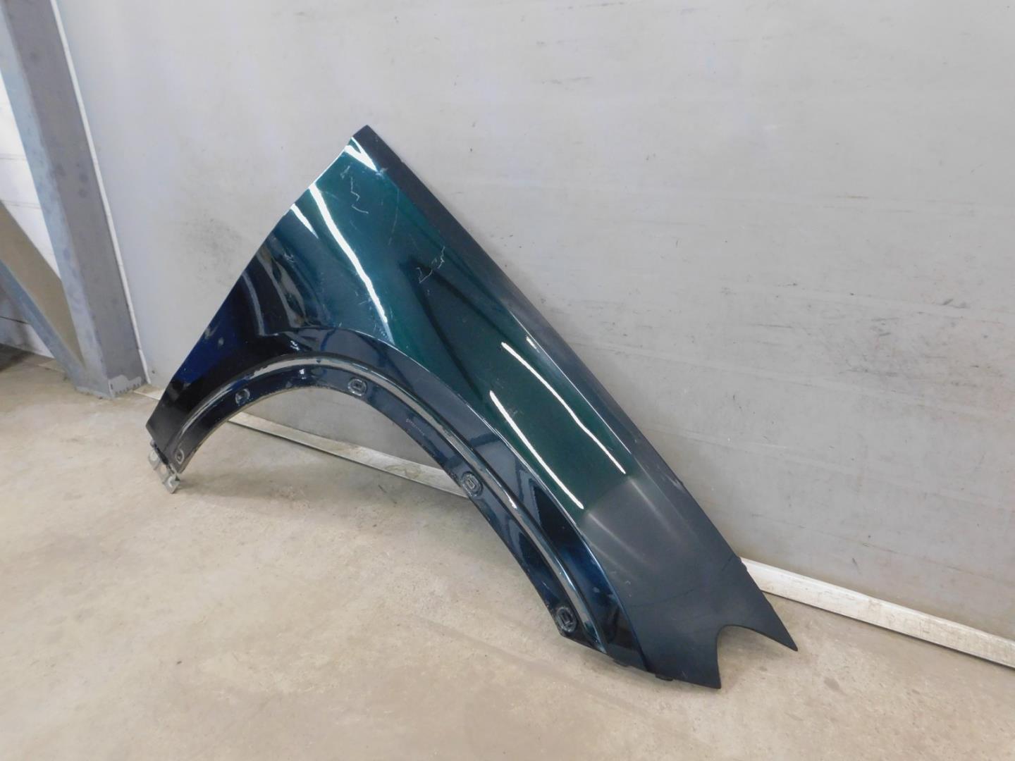 Крыло переднее правое