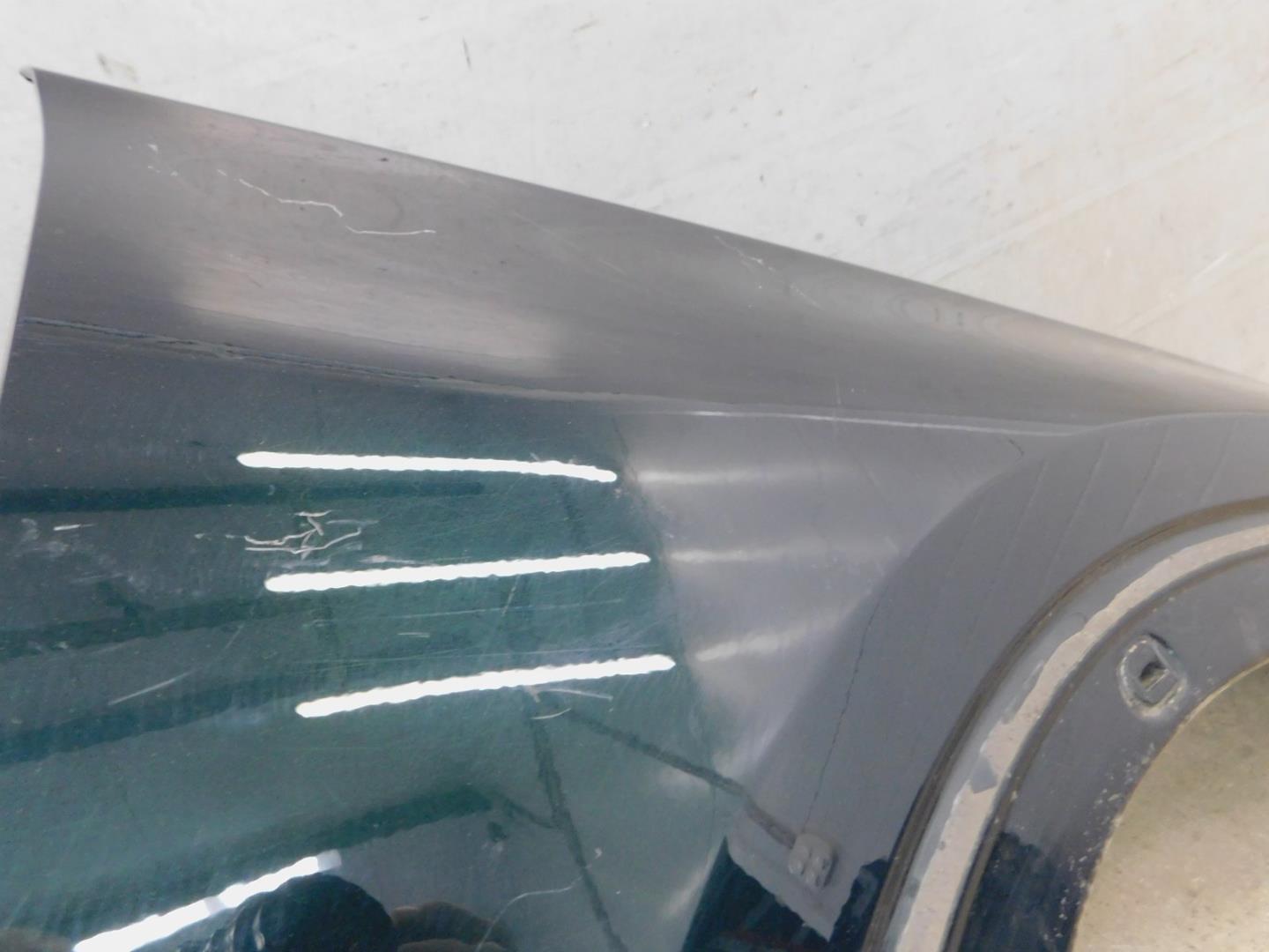 Крыло переднее правое